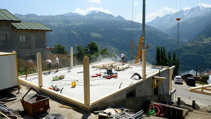 chalet à ossature bois, pose des poteaux poutres