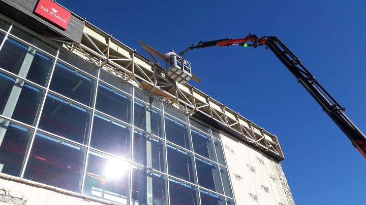 Démontage du bardage bois à l'aide de la nacelle du camion grue