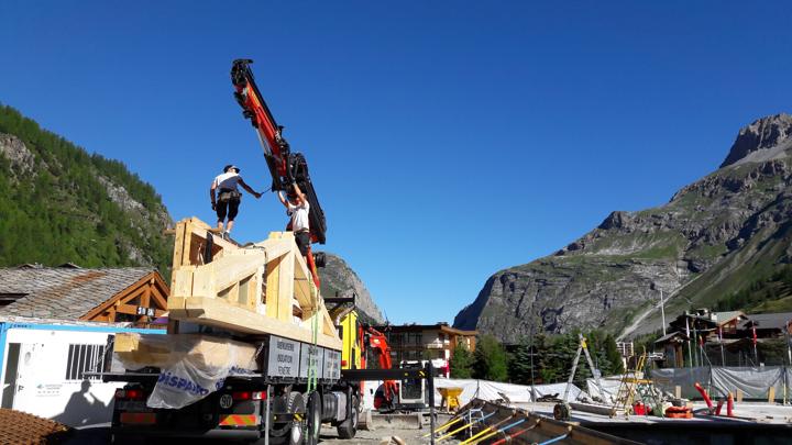 Livraison de toute la structure bois au pied de la remontée mécanique de Solaise à Val-d'Isère