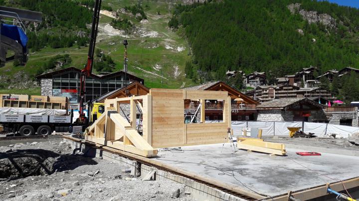 Les fermes attendent le montage définitif des murs en ossature bois