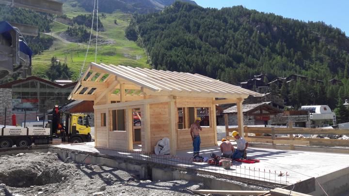 Toute la structure du chalet à ossature bois est terminée. Étape suivante, la couverture avec son isolation thermique et son étanchéité