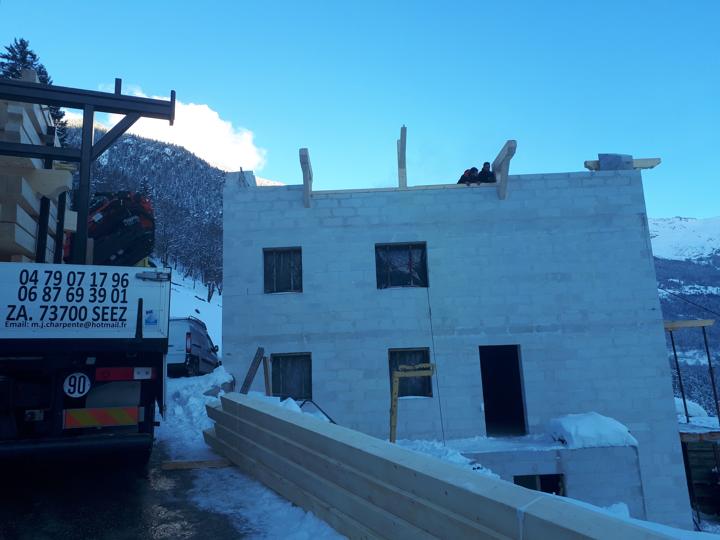 MJ Charpente a posé les premières base sur les murs pour recevoir la charpente