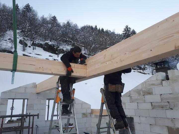 Merci la grue pour l'aide au maintien de cette énorme solive