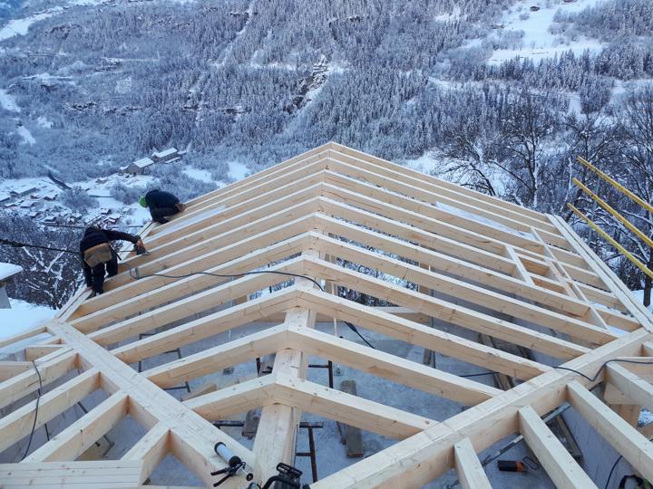 Pose des premières lames du plancher avant l'isolation thermique