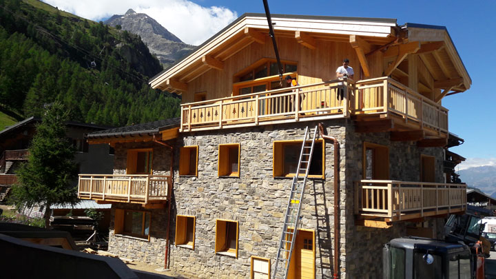 Mise en place des rambardes de ce chalet sur Tignes Les Boisses