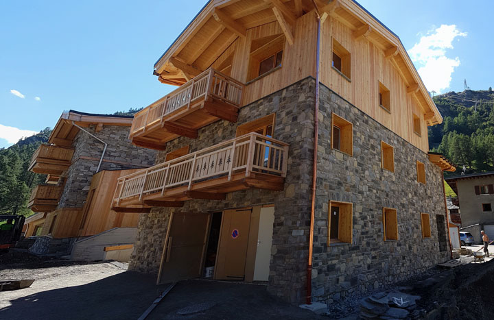 Charpente et rambardes terminées. Ce chalet sur Tignes est prêt à la location