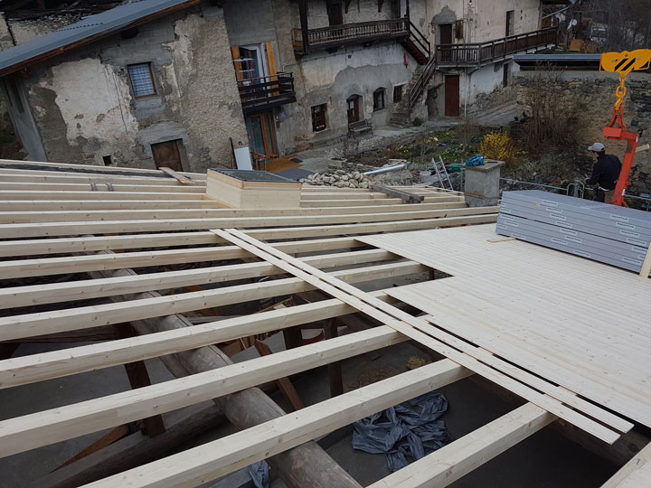 Mise en place d’un plancher sapin sur les chevrons pour une finition parfaite du plafond (intérieur)