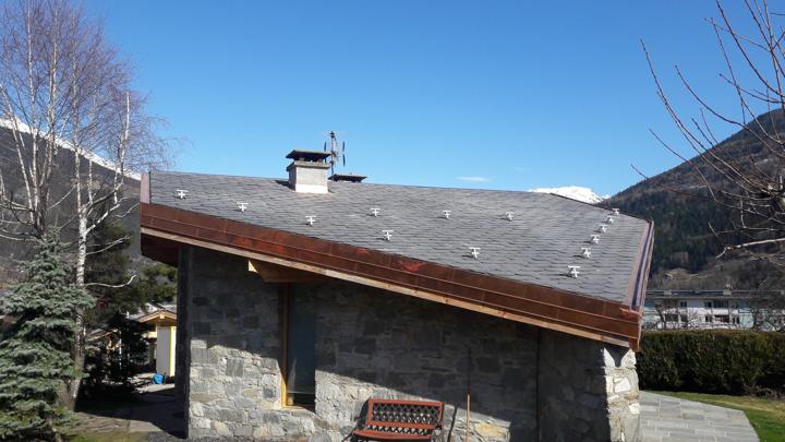 Cette rénovation de toiture à Bourg-St-Maurice, avec lauze et isolation thermique, est terminée
