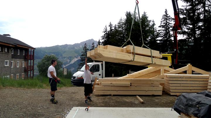 Arrivée de toute la structure du chalet bois par camion