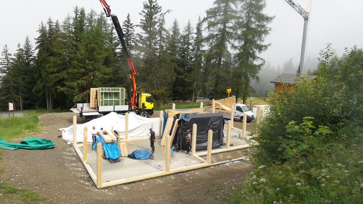 Mise en place des poteaux poutres sur la dalle béton