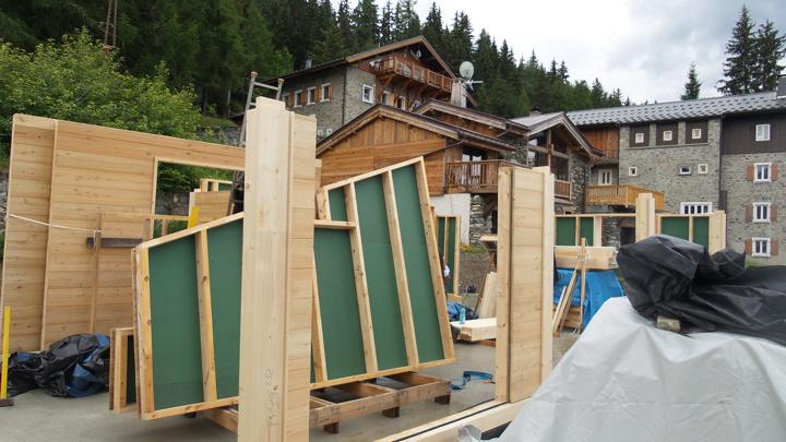 Pose des premiers panneaux de la structure bois du chalet