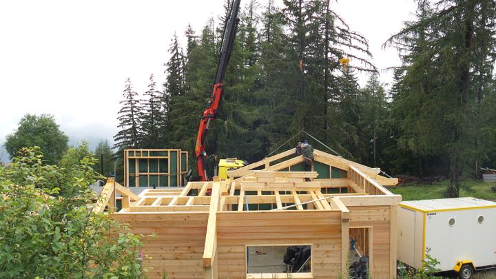 Le camion grue est un outil indispensable au montage du chalet bois