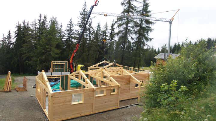 Le camion grue ne remplace pas la grue, il est complémentair au montage du chalet bois