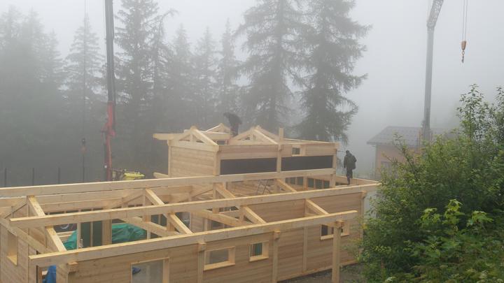 Brouillard ou pluie, rien n'arrète la construction d'un chalet bois