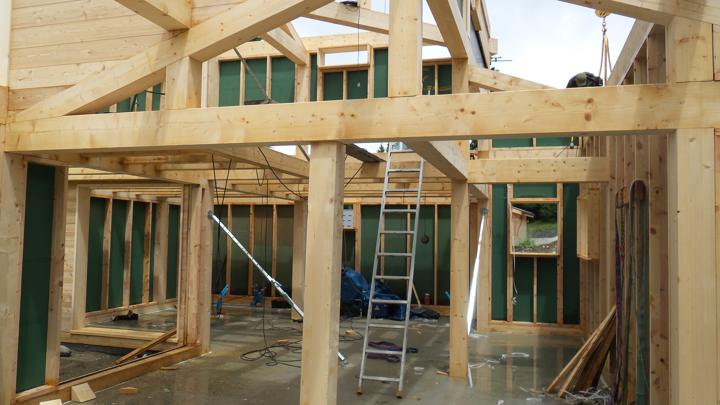 Vue intérieur de la structure poteaux-poutre du chalet à ossature bois