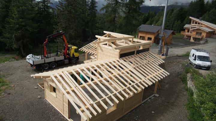 Le chalet bois commence à prendre sa forme définitive avec la pose des chevrons