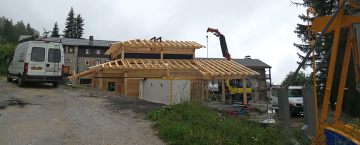 Vue d'ensemble de la construction du chalet à ossature bois à Courbaton