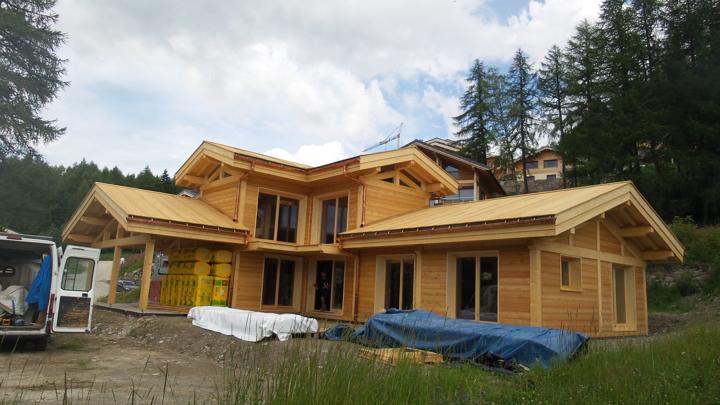 Isolant thermique en attente pour les murs intérieurs du chalet