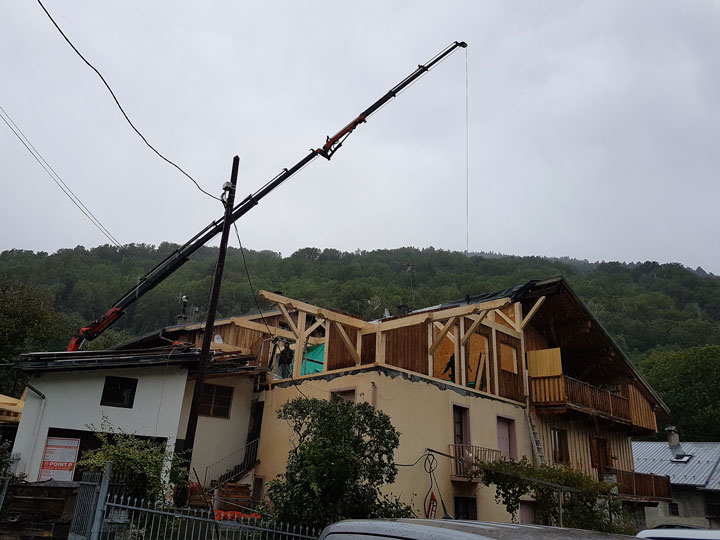 Pose des poteaux poutres et des murs en bois thermo traité brute de sciage en mélèze