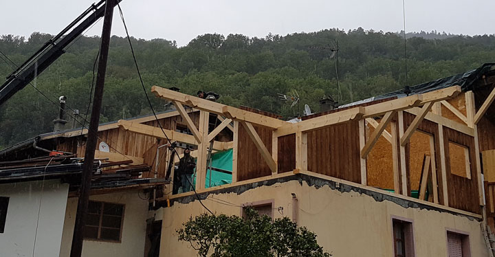 Mise en place des pannes de la charpente en épicéa