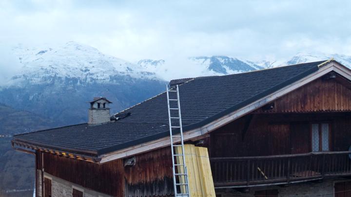 Le premier pan de cette toiture en polytuile est presque terminée