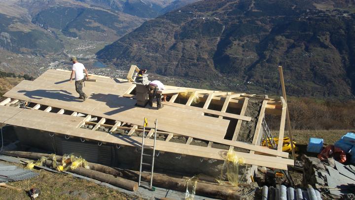 Après la pose des chevrons, place au plancher sapin pour une belle charpente apparente