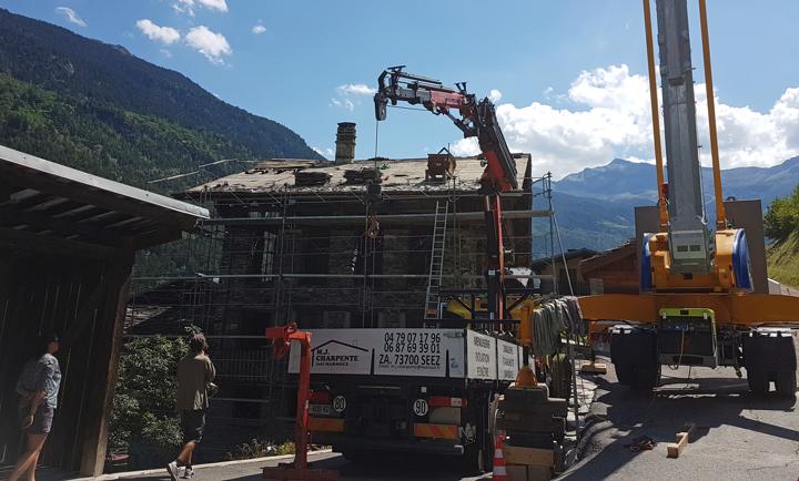 Évacuation des lauzes sur palette avec le camion grue