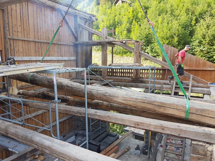 Démontage des poutres du plancher, celles qui sont trop abimées pour continuer une deuxième vie