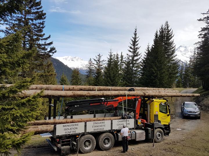 Récupération en forêt des grumes du client pour préparer les futures pannes de la charpente