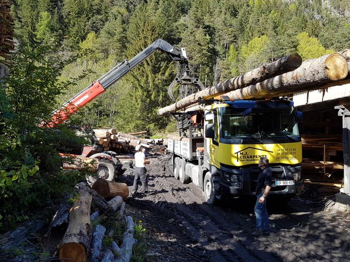 Déchargement des grumes