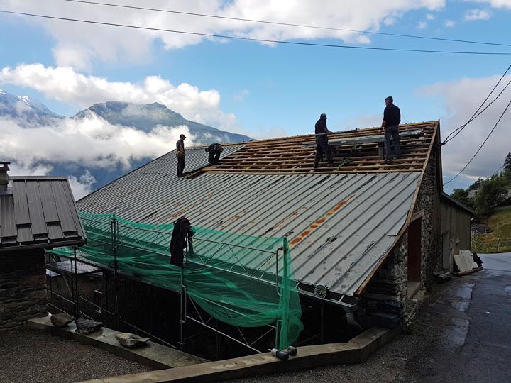 Démontage des vieilles tôles, des lattes et des chevrons de la toiture