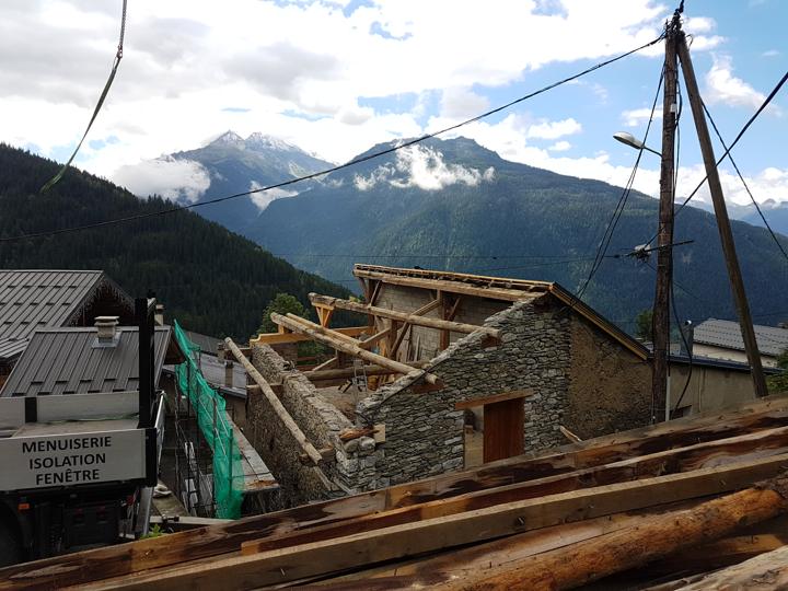 Les charpentes de nos vieilles maison de village peuvent facilement avoir 3 siècles, voire plus