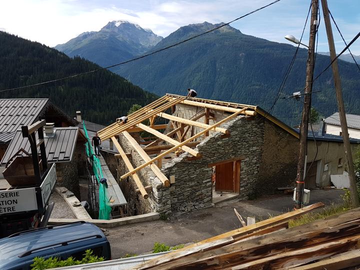 Mise en place des chevrons. Rénovation de charpente à l'ancienne pour garder l'âme de la maison