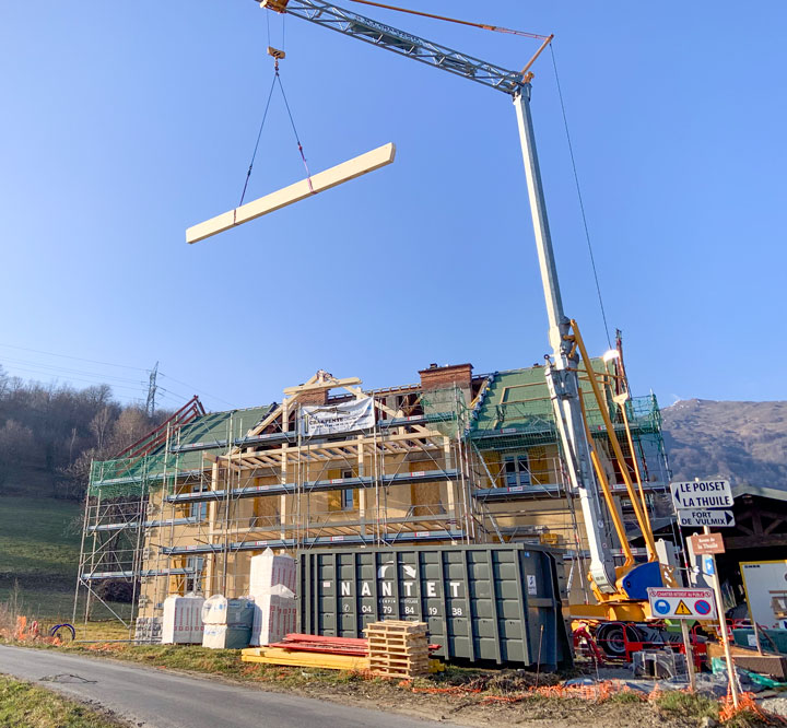 Pose des chevrons la jacobine à l'aide de la grue